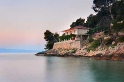 Rybářský domek (Robinzonáda) u moře zátoka Lučica (Hvar)